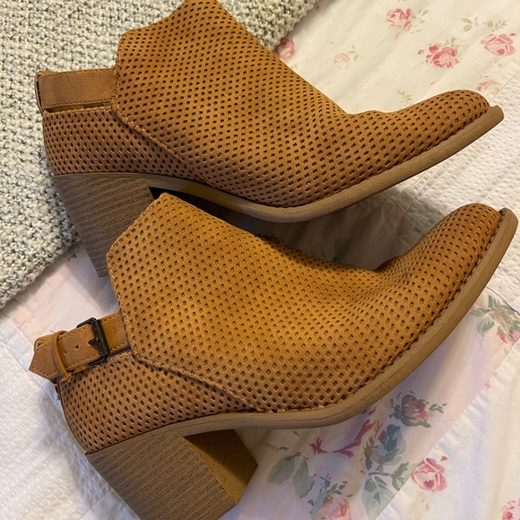 QUPID Tobin Short Booties Women’s Size 10 Tan Distress Nubuck Brown like new! - Picture 2 of 10